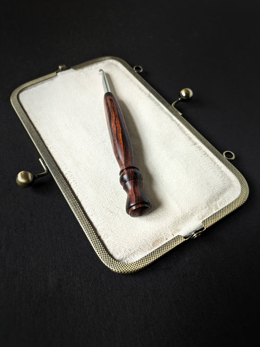 IVORY - The BQueen Hook Clutch