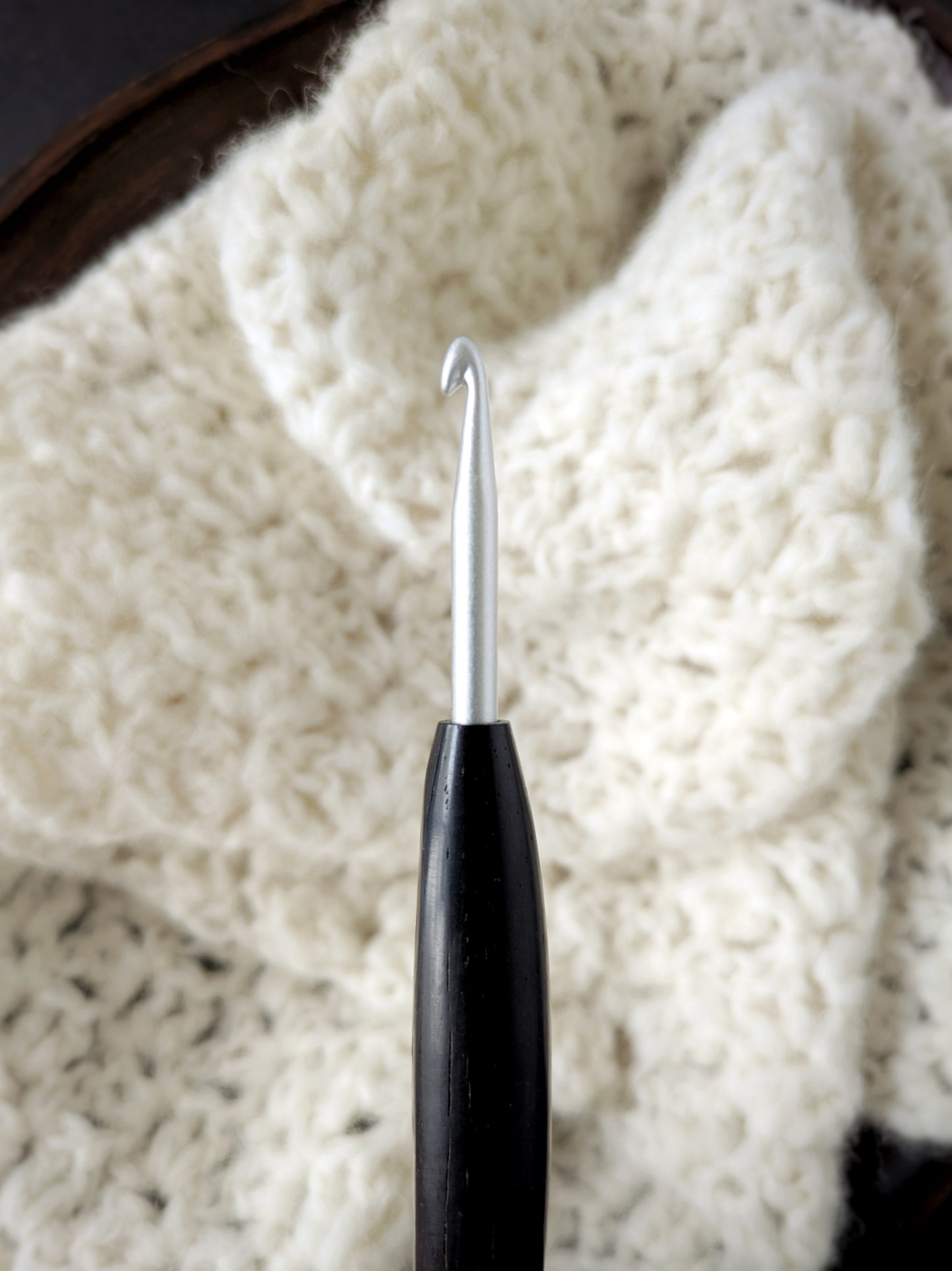 H 5mm Blackwood & Maple Ergonomic Wood Crochet Hook