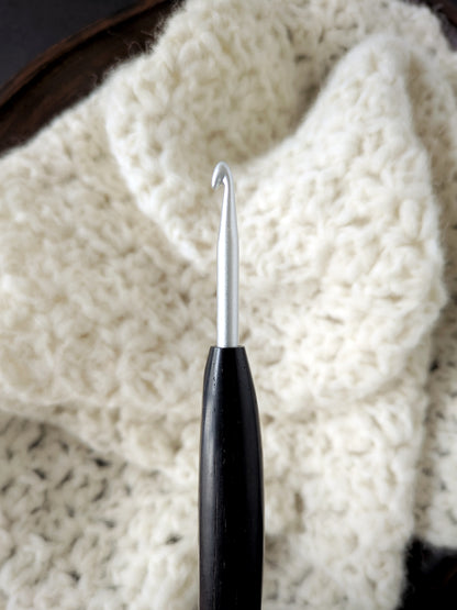 H 5mm Blackwood & Maple Ergonomic Wood Crochet Hook