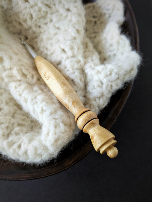I 5.5mm Birdseye Maple Ergonomic Wood Crochet Hook