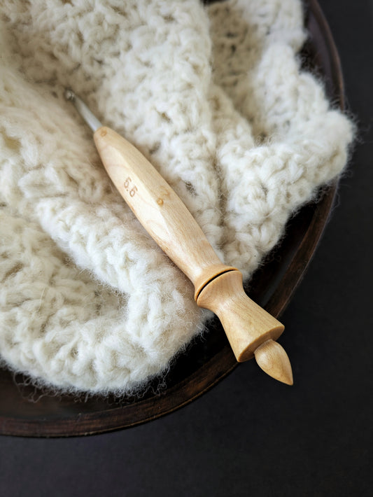 I 5.5mm Birdseye Maple Ergonomic Wood Crochet Hook