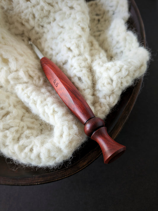 I 5.5mm Redheart Ergonomic Wood Crochet Hook